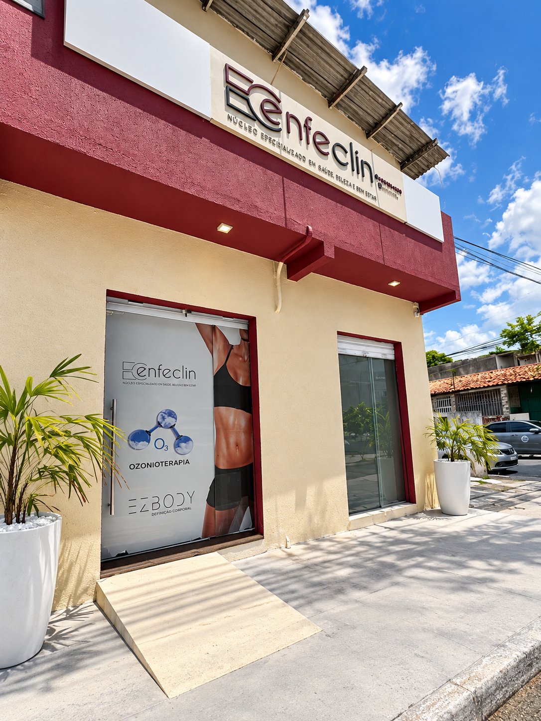 Fachada da ENFECLIN em foto externa, com entrada da clínica e identidade visual.