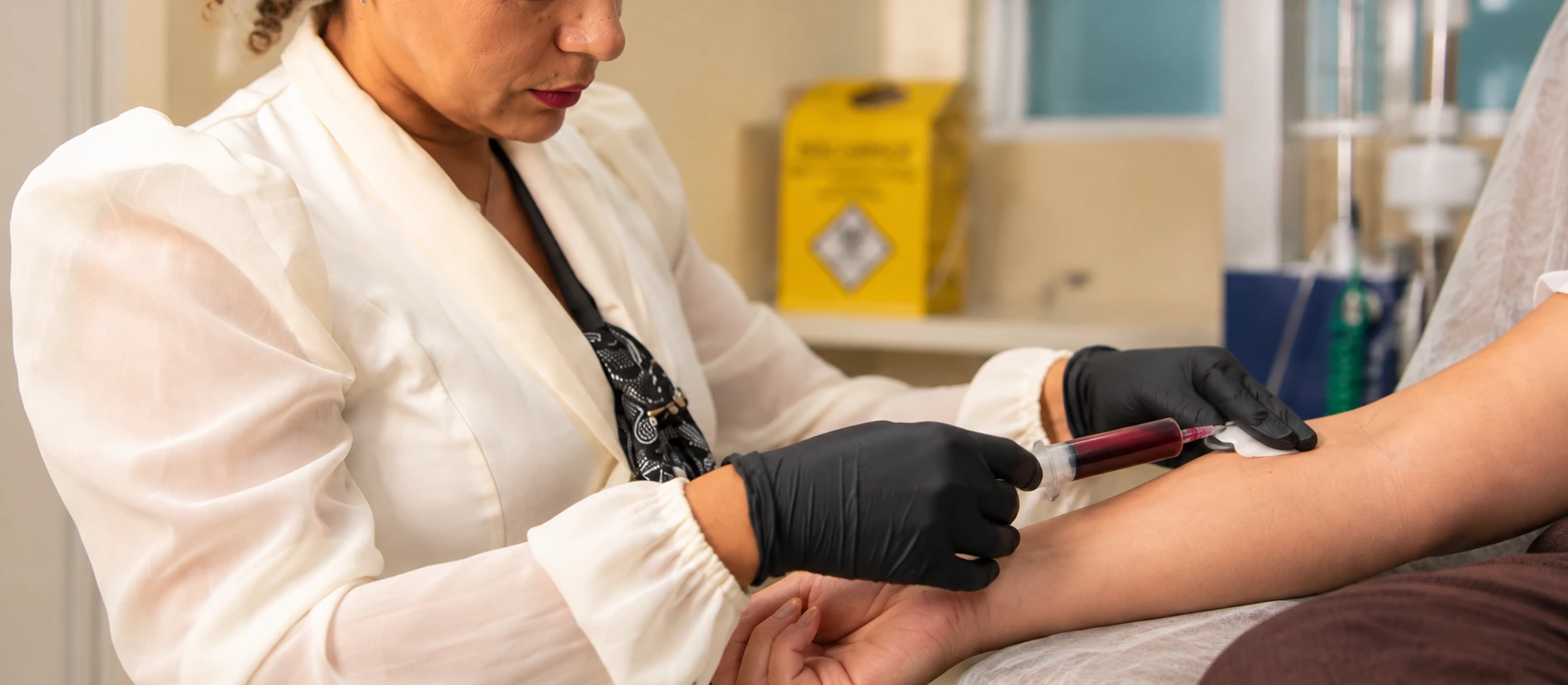 Profissional durante procedimento de ozonioterapia